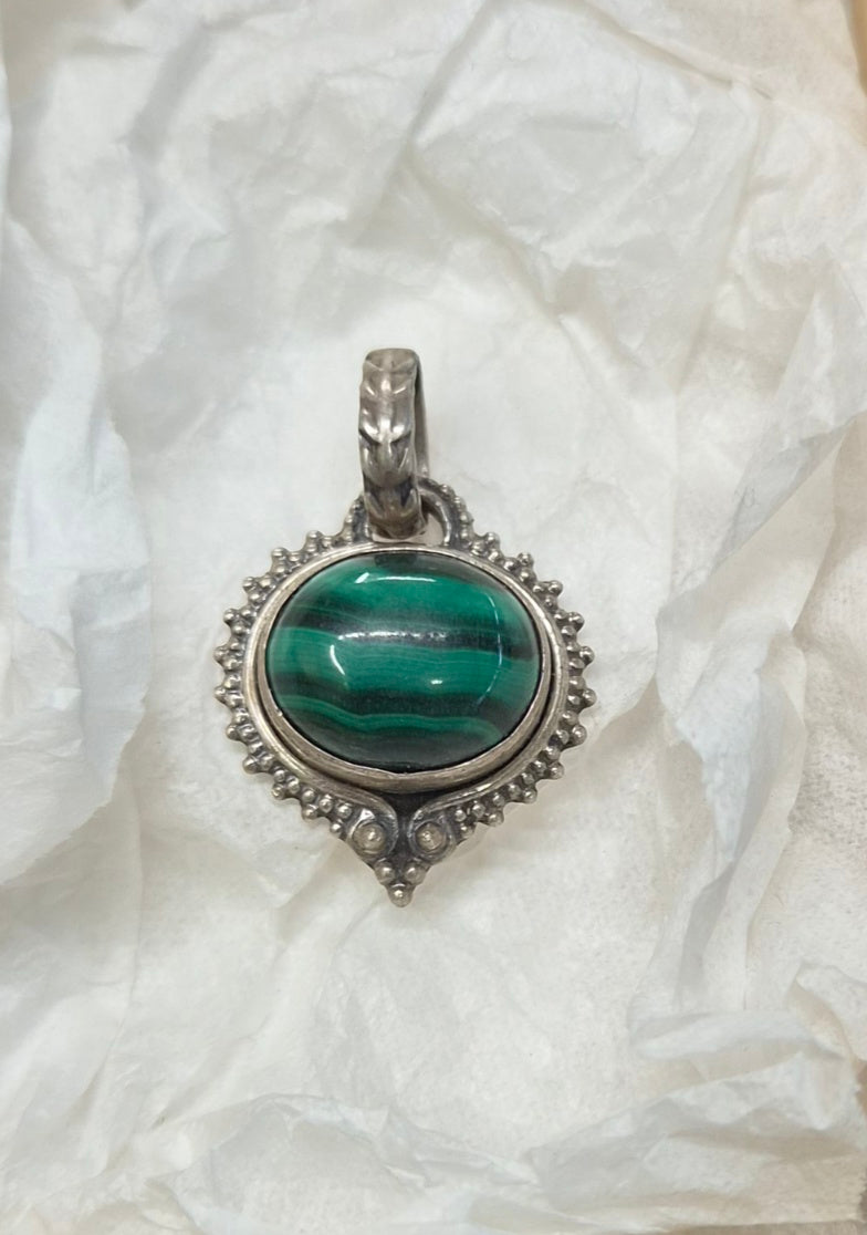🦋Colgante Esencia Malaquita. Plata 925 – Amuleto de Transformación Femenina