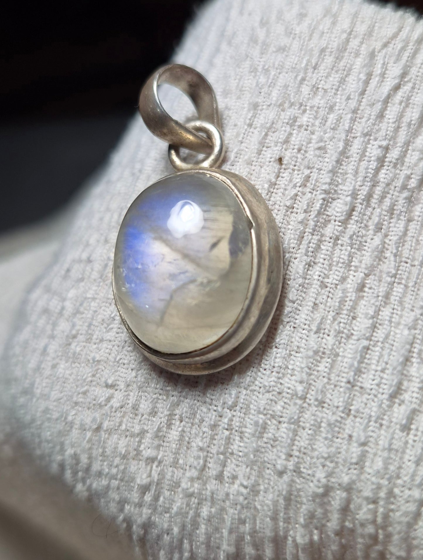 Colgante Piedra Luna Oval en Plata 925 – Calma Interior y Conexión Femenina