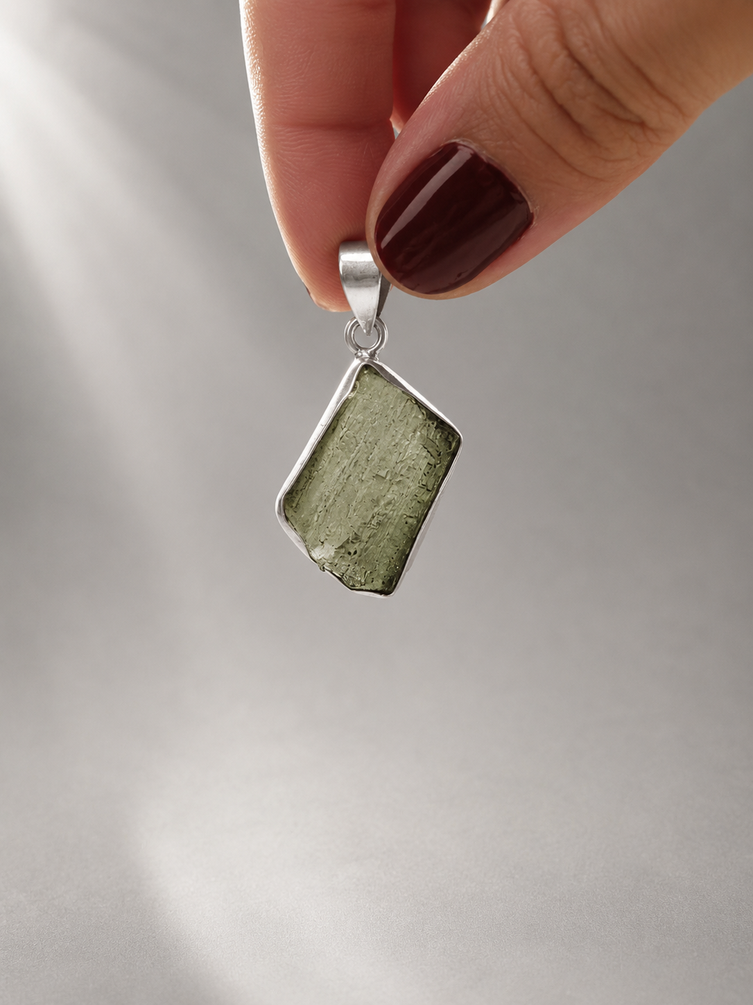 Colgante de Moldavita Grande en Plata de Ley 925