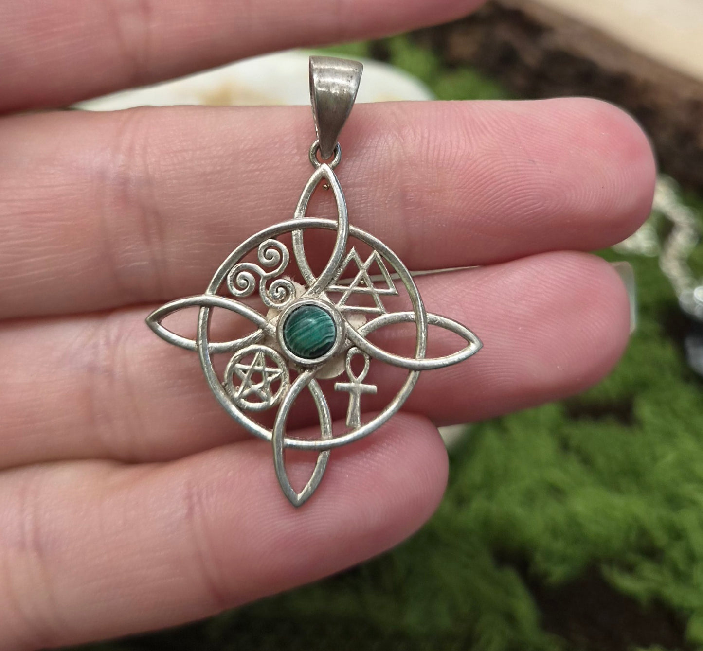 🦋Colgante Nudo de Bruja con Malaquita en Plata 925 – Protección y Poder Espiritual