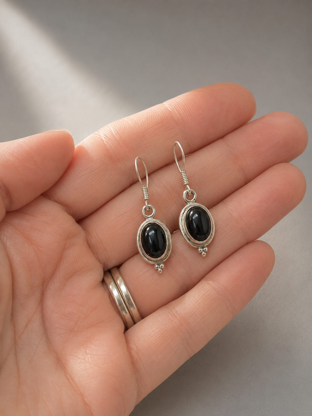 Pendientes de Turmalina Negra Oval · Protección con Elegancia
