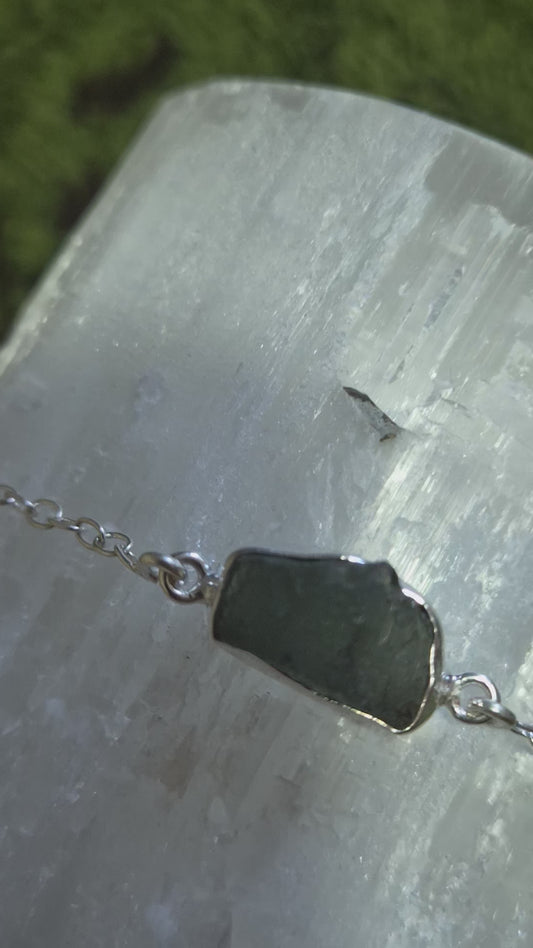 Pulsera Hilo de Luz
Moldavita Auténtica · Plata de Ley 925