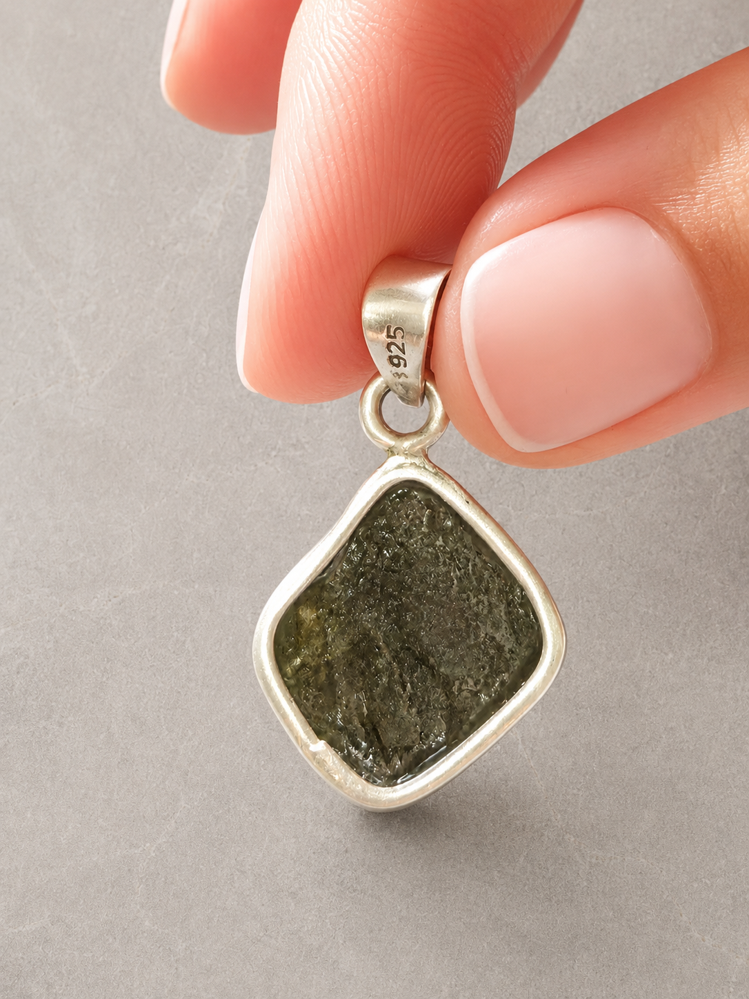 Colgante de Moldavita Natural en Plata de Ley 925