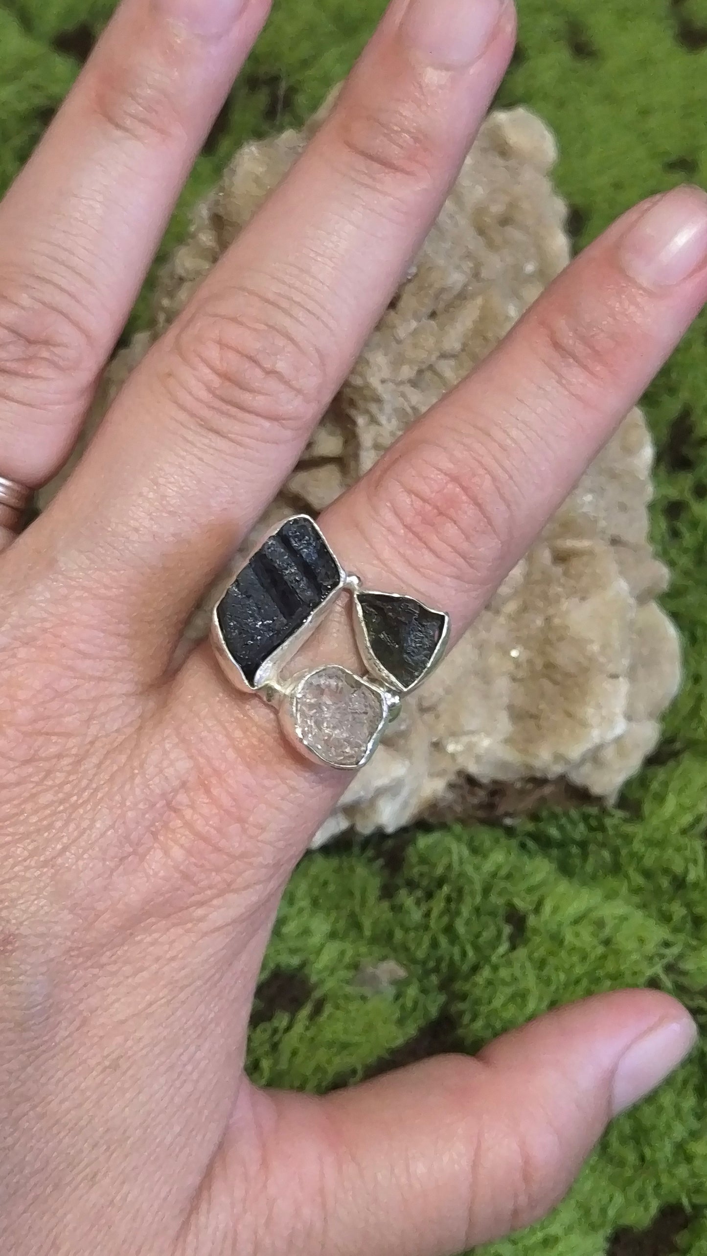 Anillo Portal de Transformación T8
Moldavita · Diamante Herkimer · Turmalina Negra · Plata de Ley 925