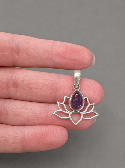 Colgante Flor de Loto con Amatista en Plata de Ley 925.