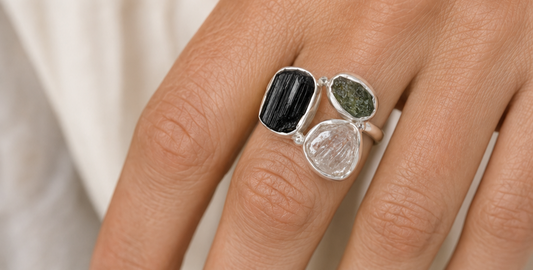 Anillo Portal de Transformación T9
Moldavita · Diamante Herkimer · Turmalina Negra · Plata de Ley 925