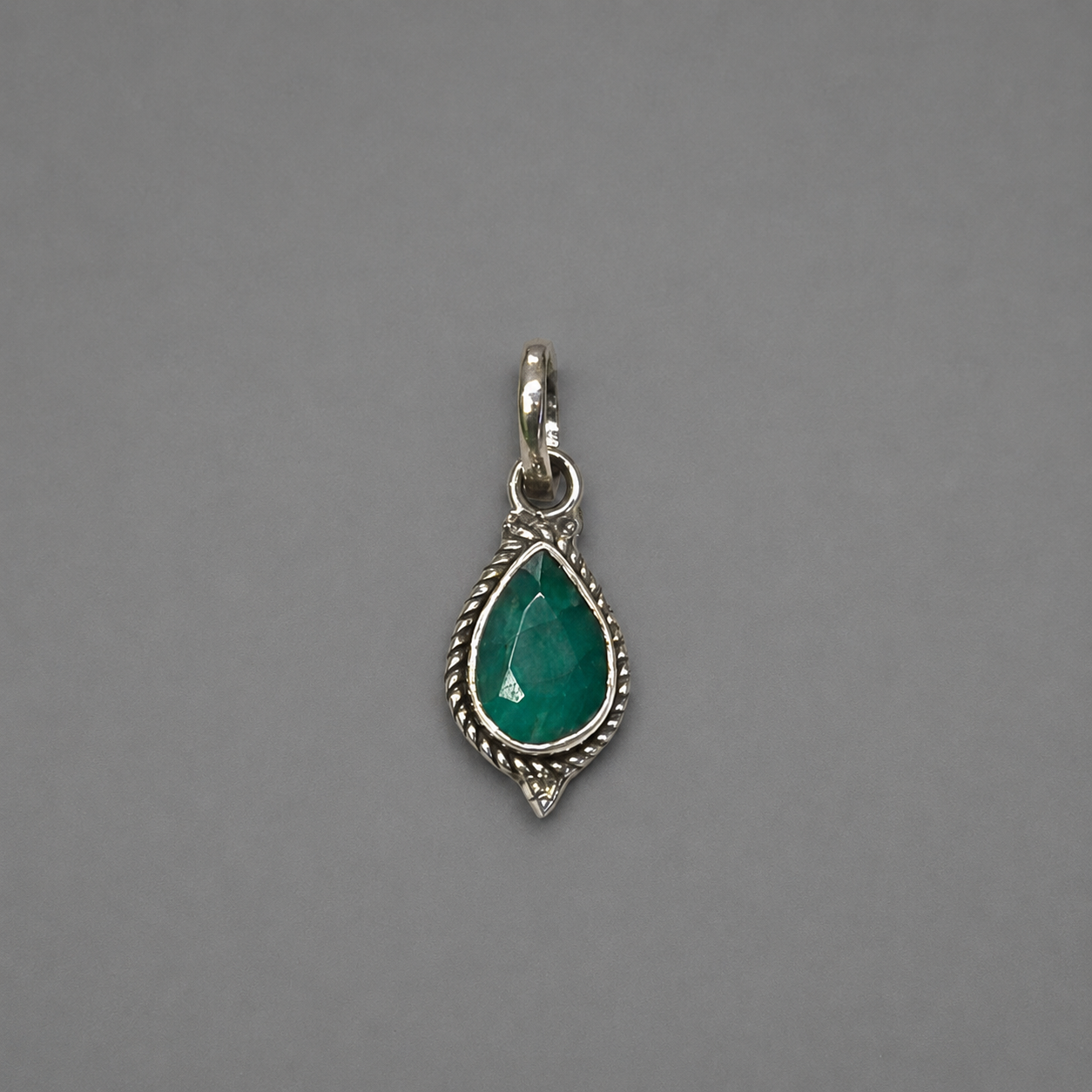 Colgante Pequeño de Zafiro Verde Natural en Plata de Ley 925
