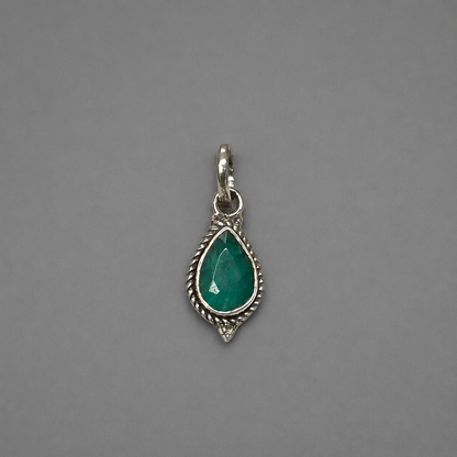 Colgante Pequeño de Zafiro Verde Natural en Plata de Ley 925