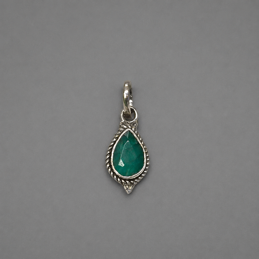 Colgante Pequeño de Zafiro Verde Natural en Plata de Ley 925