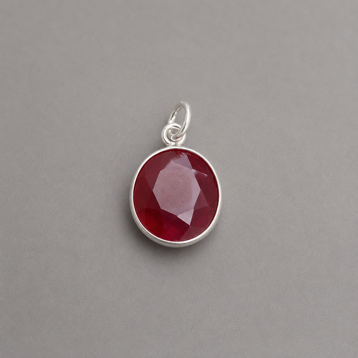 Colgante de Granate Facetado en Plata de Ley 925