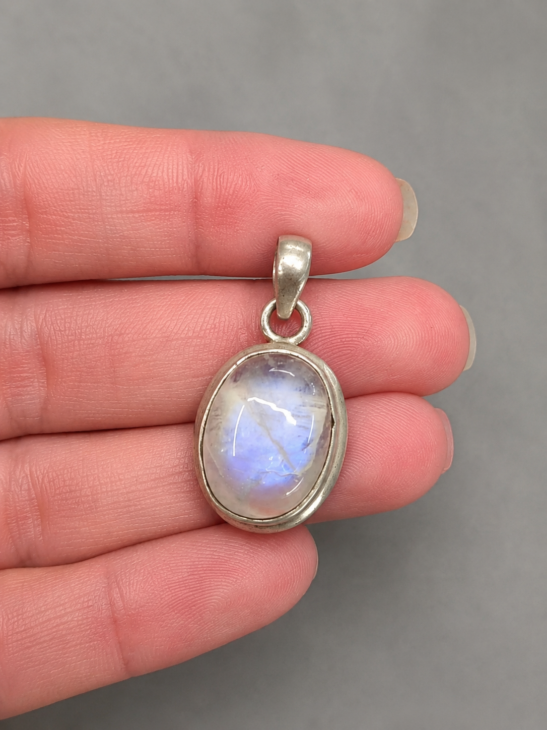 Colgante de piedra luna en plata de ley 925 · intuición y calma