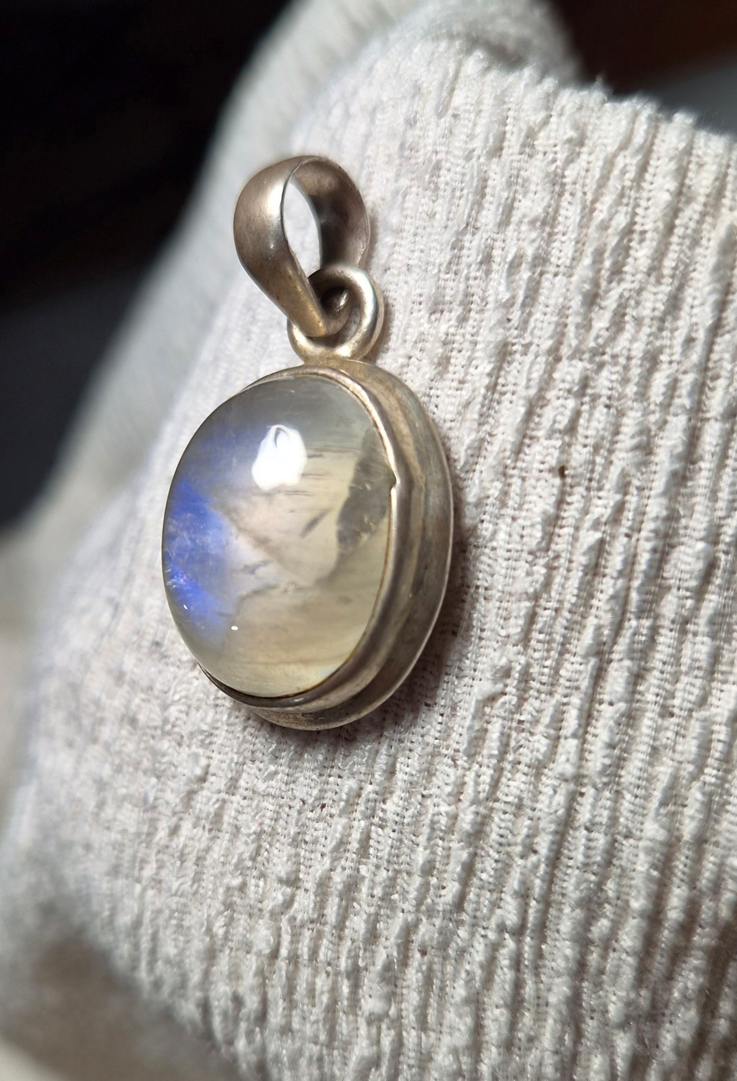 Colgante Piedra Luna Oval en Plata 925 – Calma Interior y Conexión Femenina