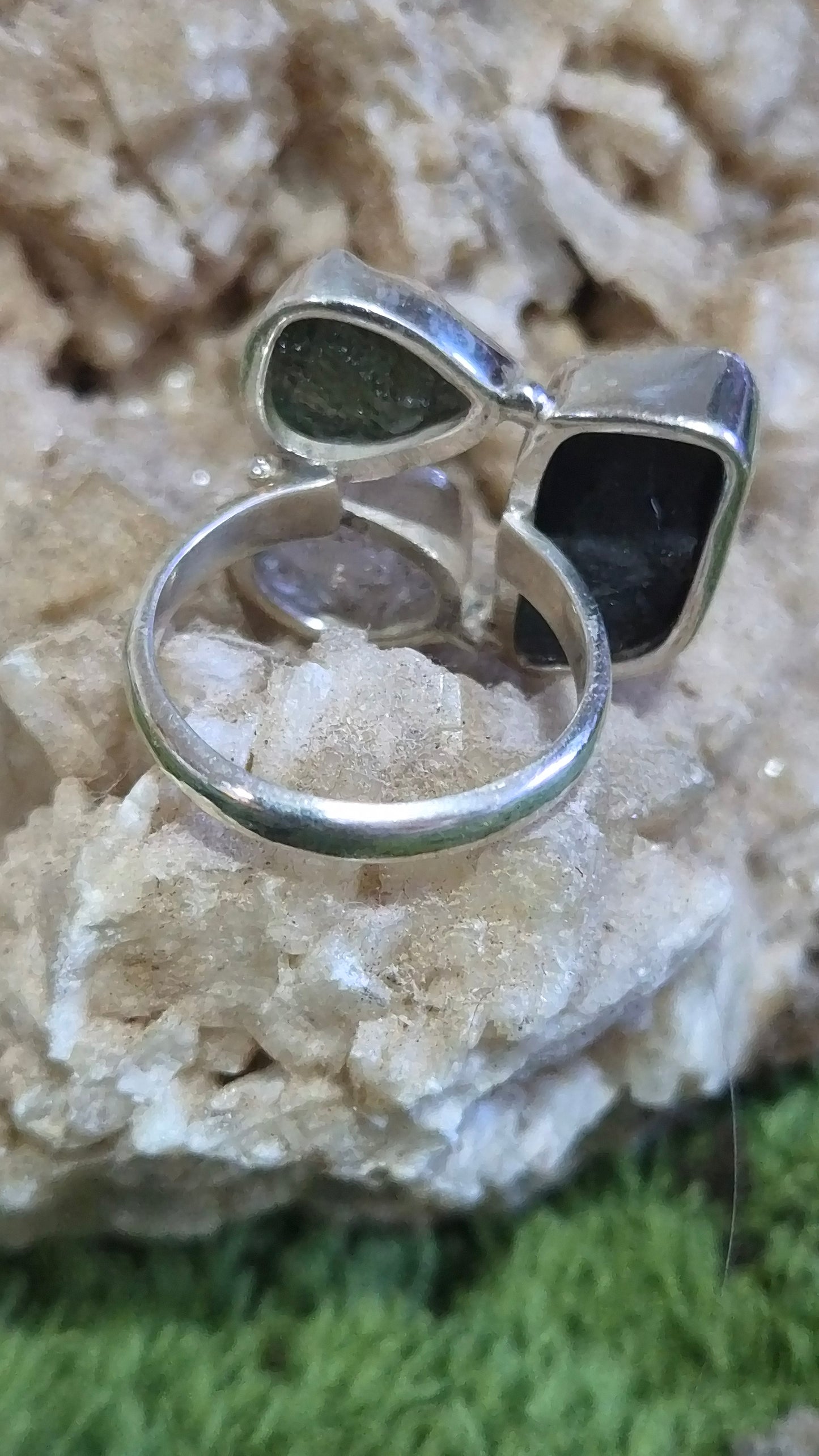 Anillo Portal de Transformación T8
Moldavita · Diamante Herkimer · Turmalina Negra · Plata de Ley 925