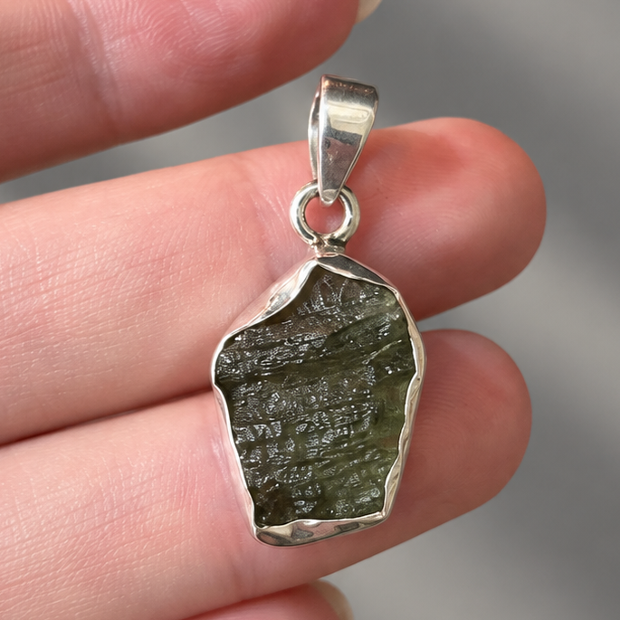 Colgante de Moldavita 4gr en Plata de Ley 925