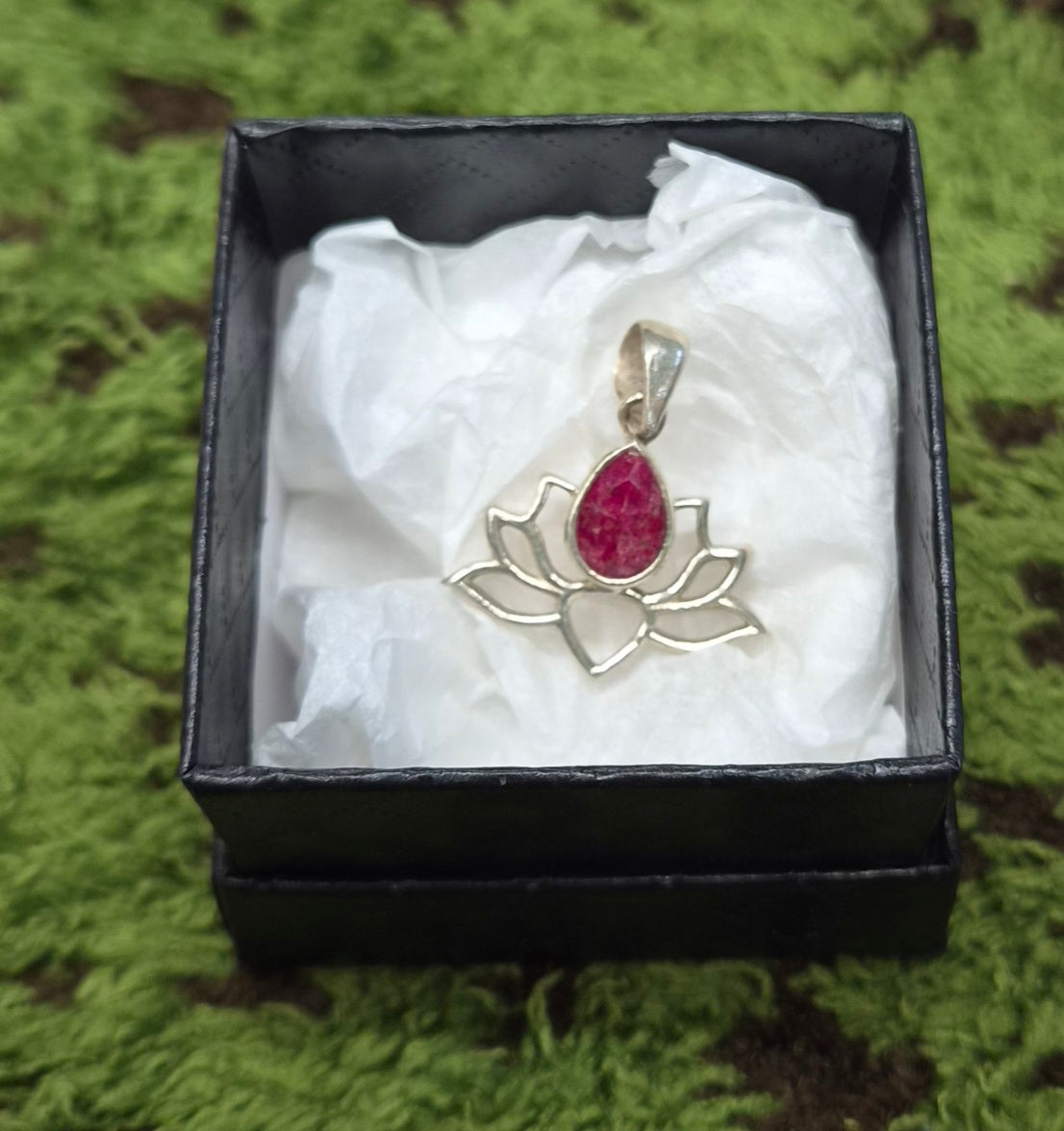Colgante Flor de Loto con Rubí · Renacimiento y Fuerza Interior