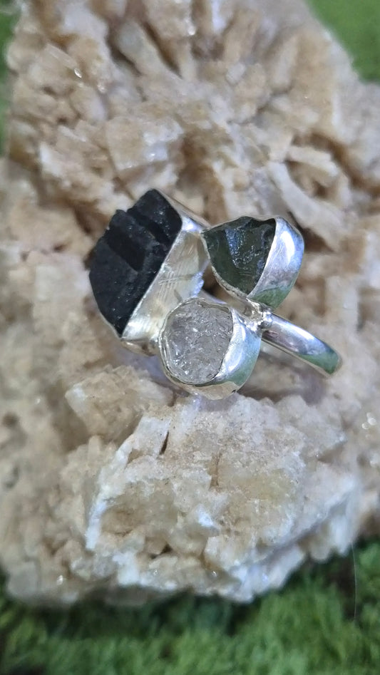 Anillo Portal de Transformación T8
Moldavita · Diamante Herkimer · Turmalina Negra · Plata de Ley 925
