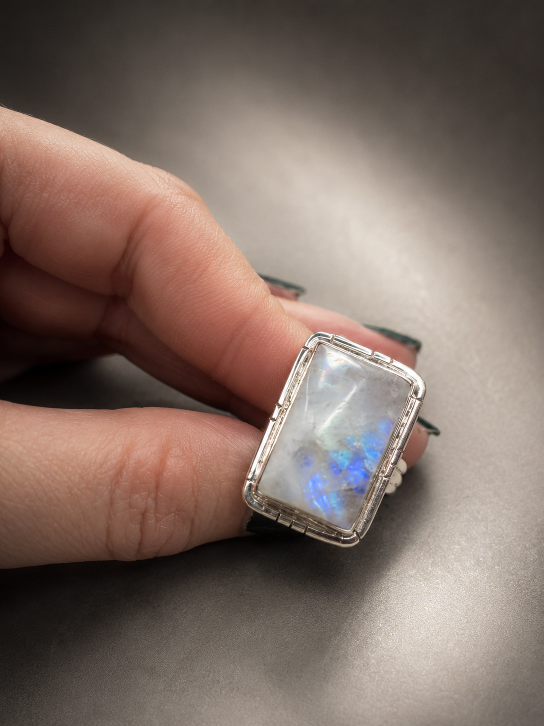 Anillo Rectangular de Piedra Luna en Plata de Ley 925