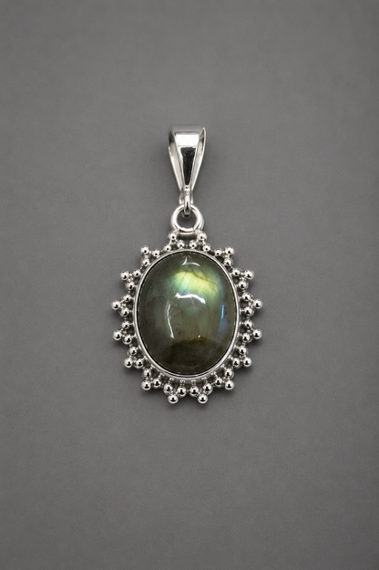 Colgante Oval con Filigrana de Labradorita en Plata de Ley 925