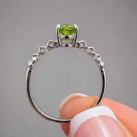 Anillo Olivina facetado plata de 925