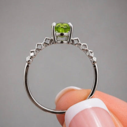 Anillo Olivina facetado plata de 925
