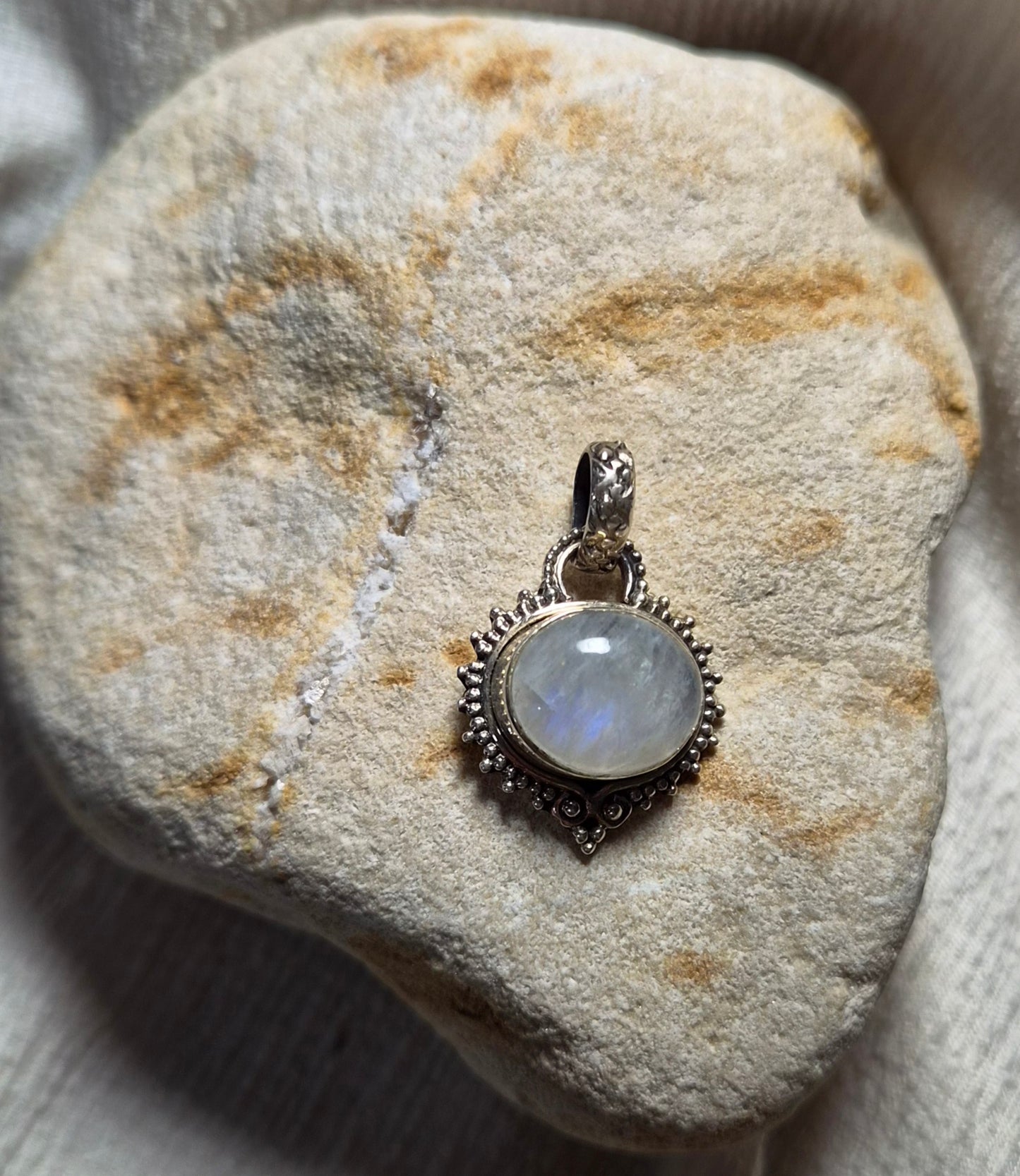 🌜Colgante Piedra Luna Oval con Filigrana en Plata 925 – Energía Femenina y Conexión Interior