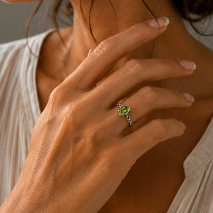 Anillo Olivina facetado plata de 925