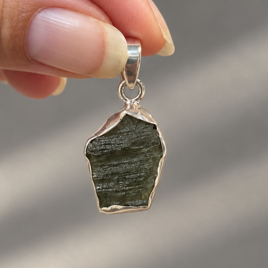 Colgante de Moldavita 4gr en Plata de Ley 925