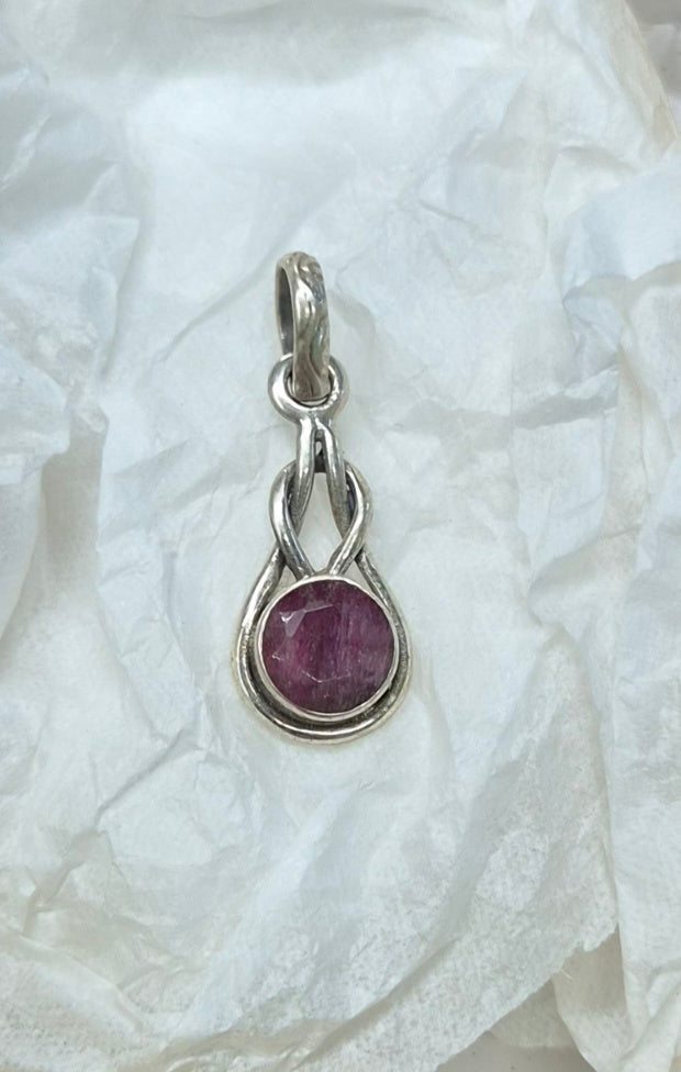 ❤️Colgante Rubí Entrelazado – Amuleto del Corazón en Plata 925