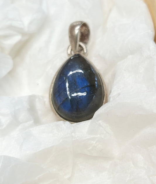 🦦Colgante Labradorita Gota en Plata 925 – La que Sabe sin Explicarse