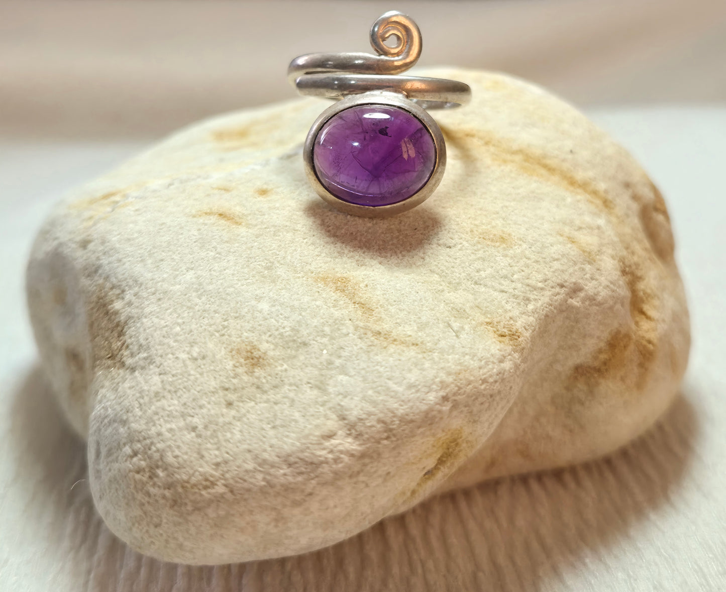 💜Anillo Espiral de Amatista – Calma y transformación interior