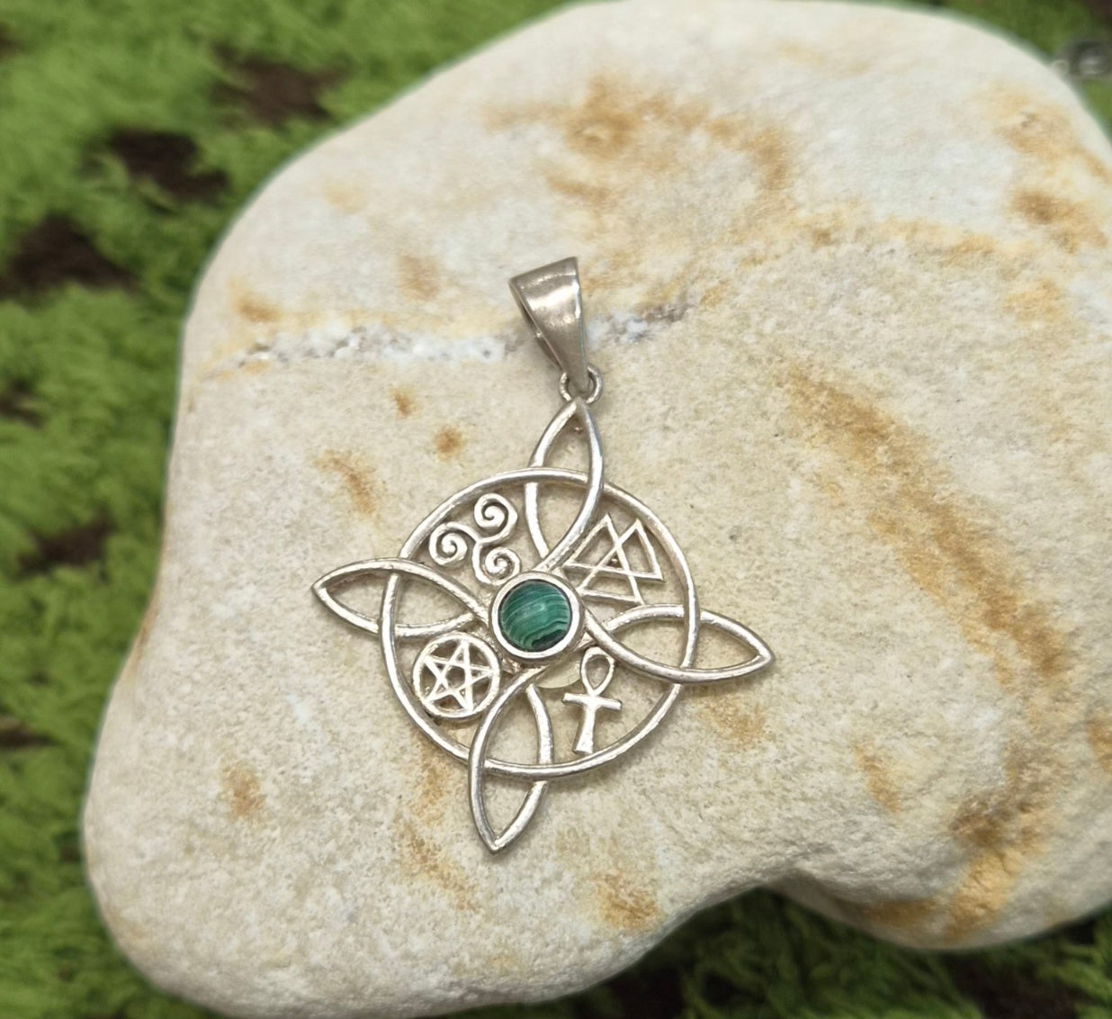 🦋Colgante Nudo de Bruja con Malaquita en Plata 925 – Protección y Poder Espiritual