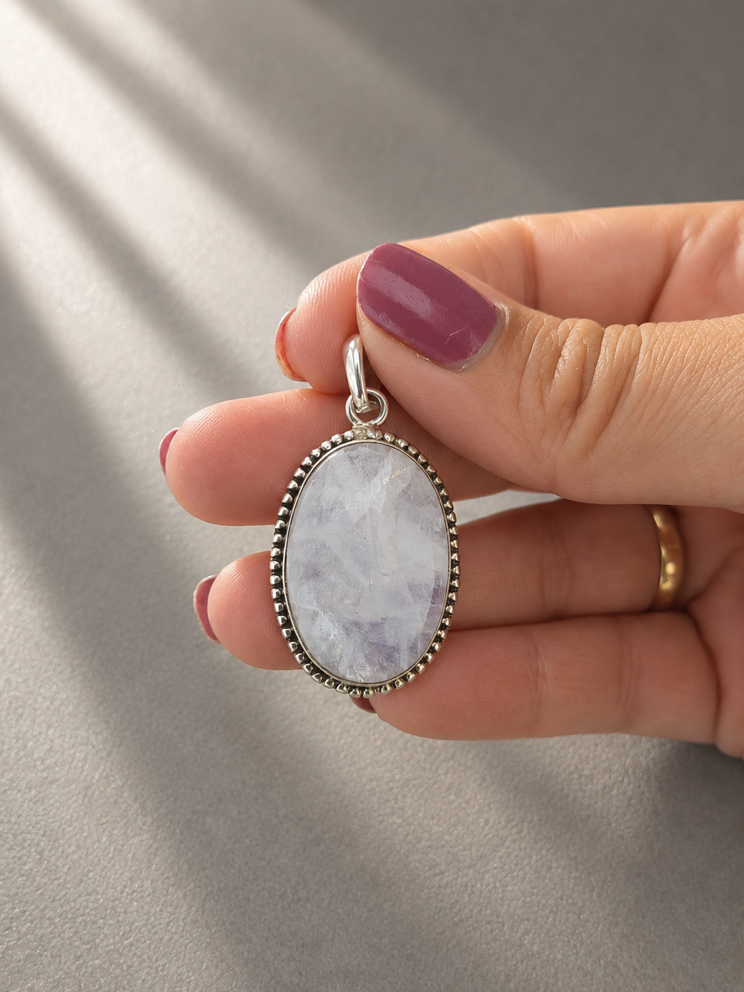 Colgante Ovalado de Piedra Luna Natural en Plata de Ley 925