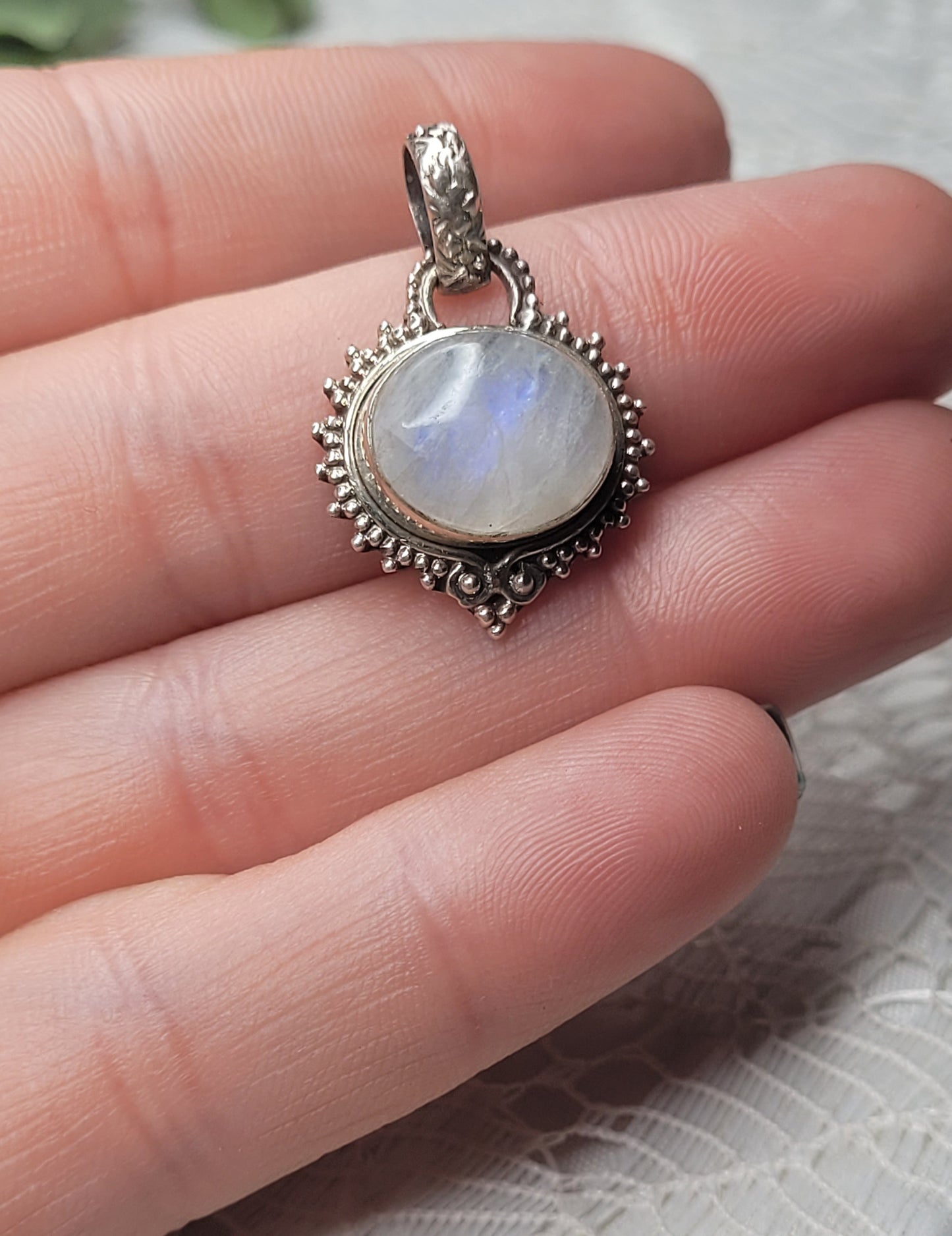 🌜Colgante Piedra Luna Oval con Filigrana en Plata 925 – Energía Femenina y Conexión Interior
