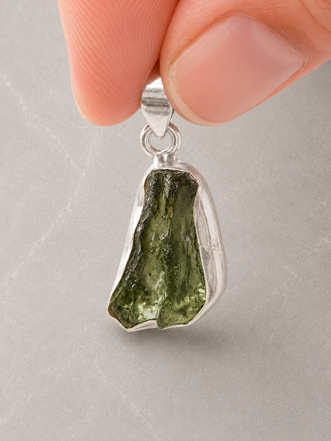 Colgante de Moldavita Natural en Plata de Ley 925