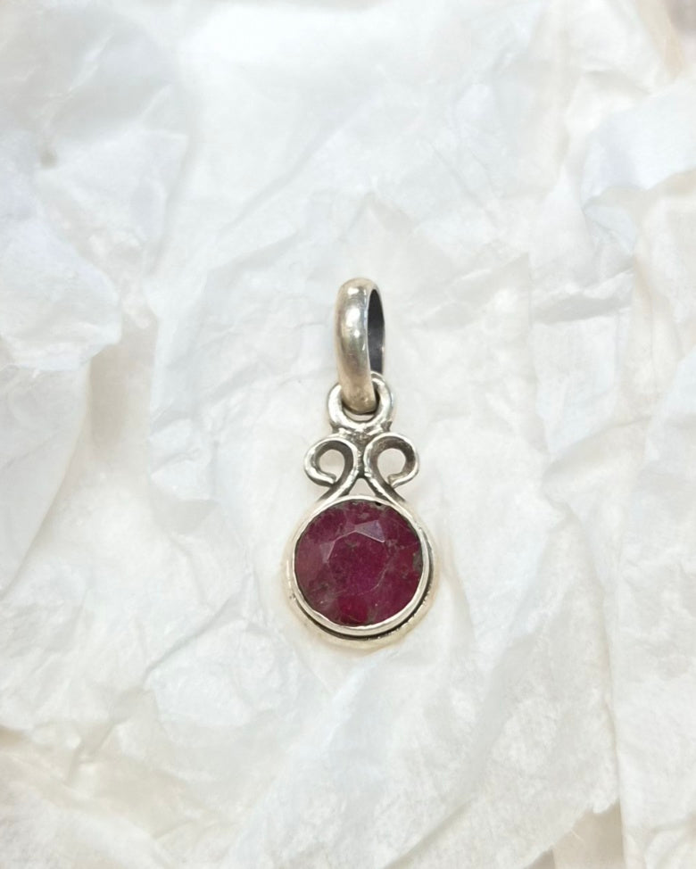 ❤️Colgante de Rubí Natural – Amuleto del Corazón en Plata 925