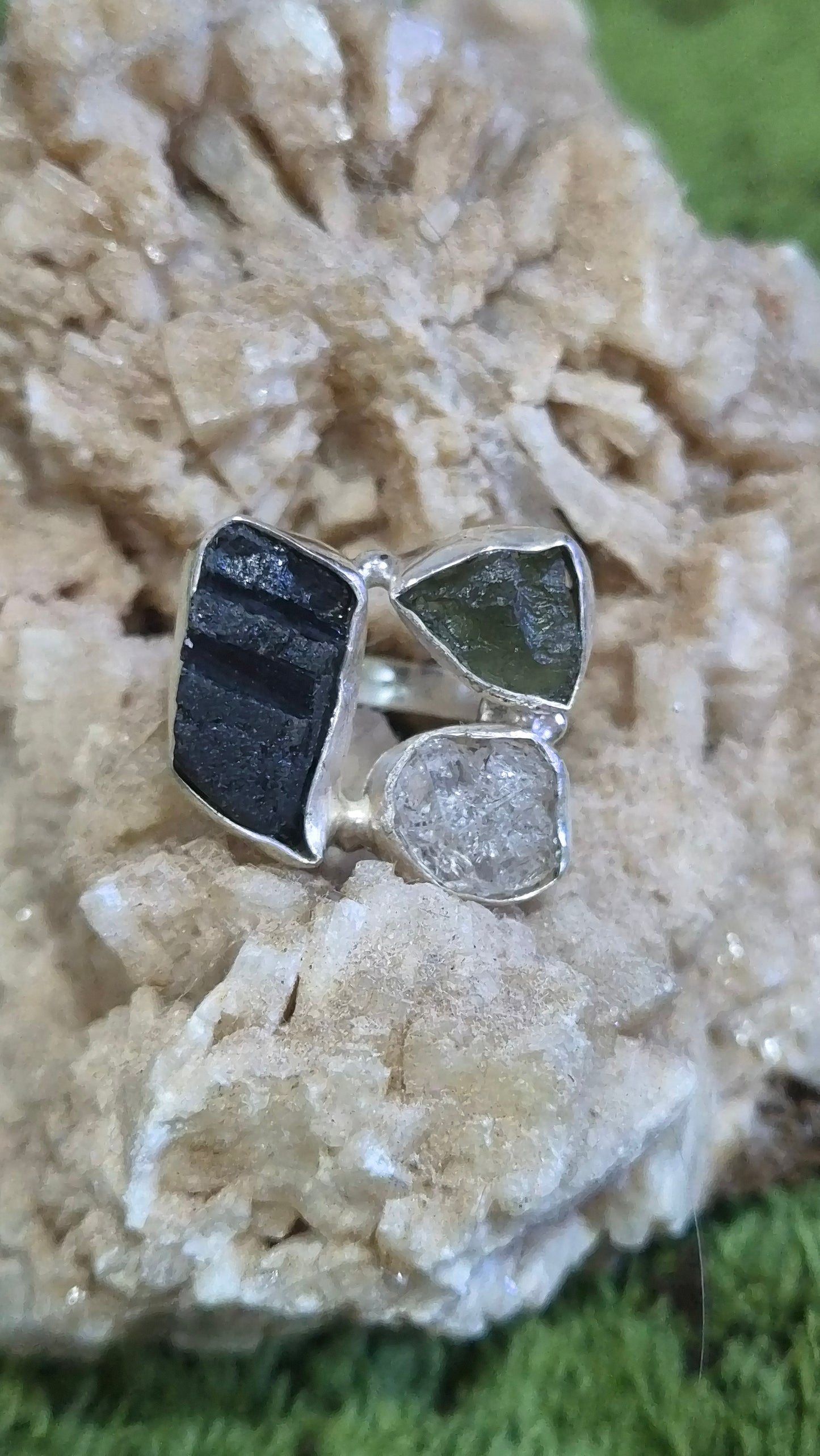 Anillo Portal de Transformación T8
Moldavita · Diamante Herkimer · Turmalina Negra · Plata de Ley 925