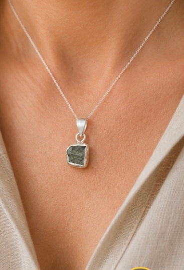 Colgante de Moldavita Natural en Plata de Ley 925