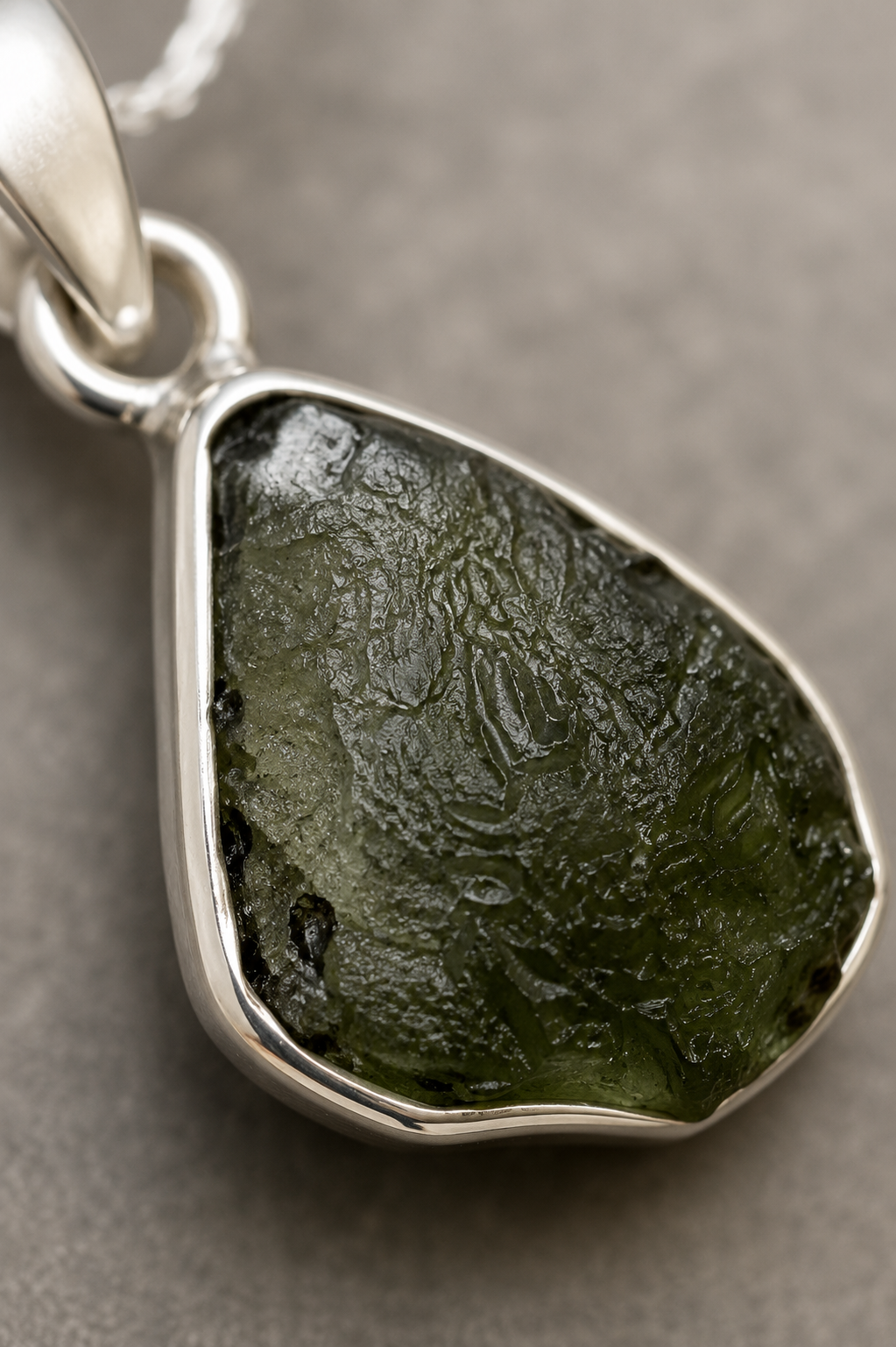 Escritura
Colgante de Moldavita Natural en Plata de Ley 925