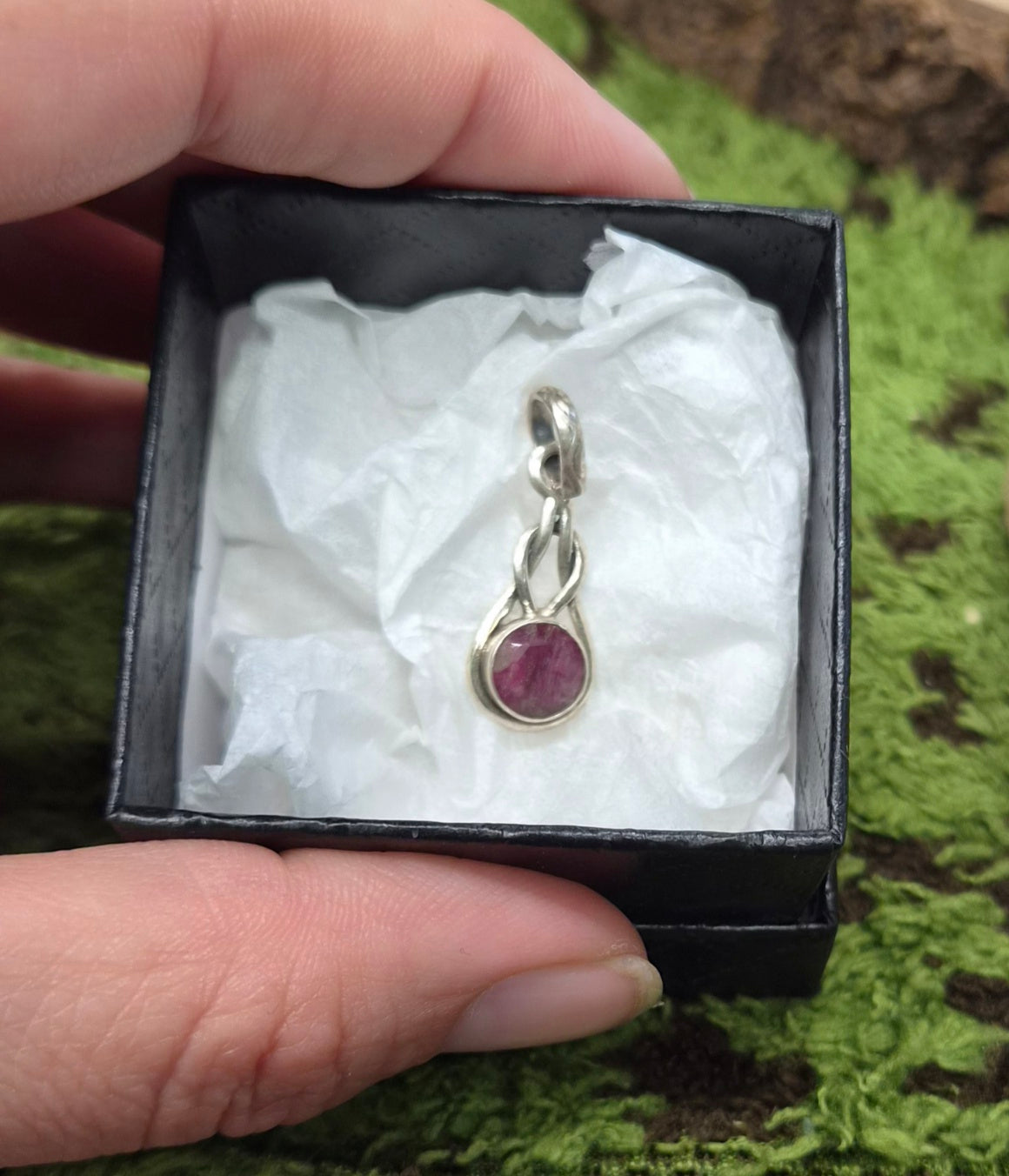 ❤️Colgante Rubí Entrelazado – Amuleto del Corazón en Plata 925