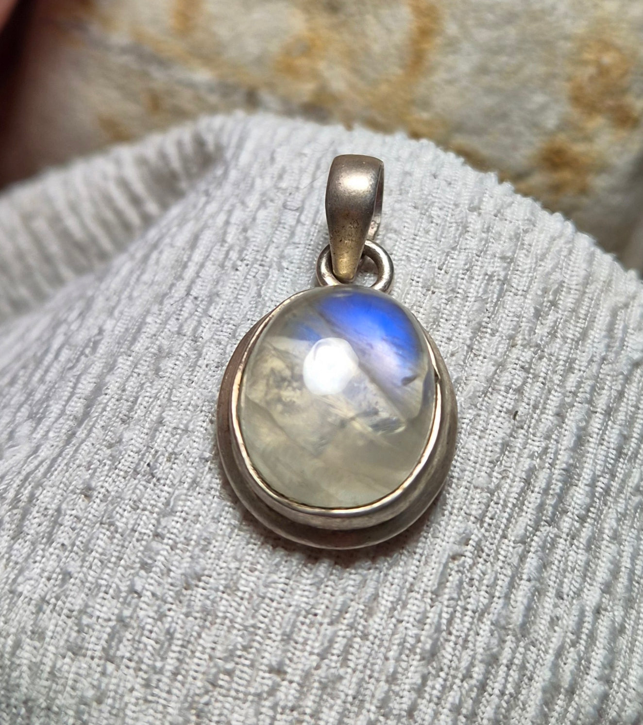 Colgante Piedra Luna Oval en Plata 925 – Calma Interior y Conexión Femenina
