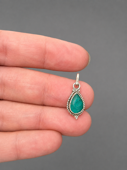 Colgante Pequeño de Zafiro Verde Natural en Plata de Ley 925