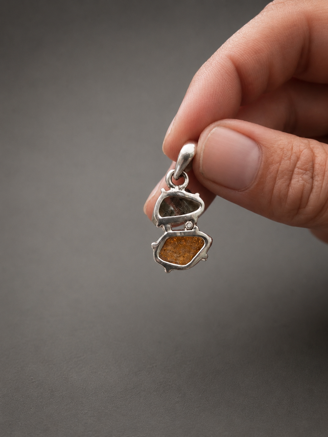 Colgante de Moldavita y Ámbar Báltico en Plata de Ley 925