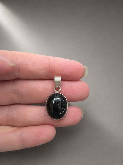 Colgante de Turmalina Negra Oval · Vuelve a Tu Centro