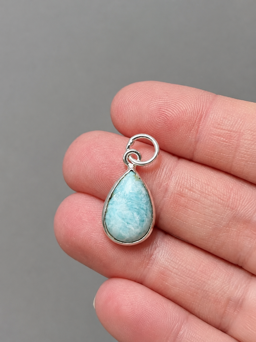 Colgante Amazonita Gota en Plata 925 – Calma Emocional y Energía Femenina