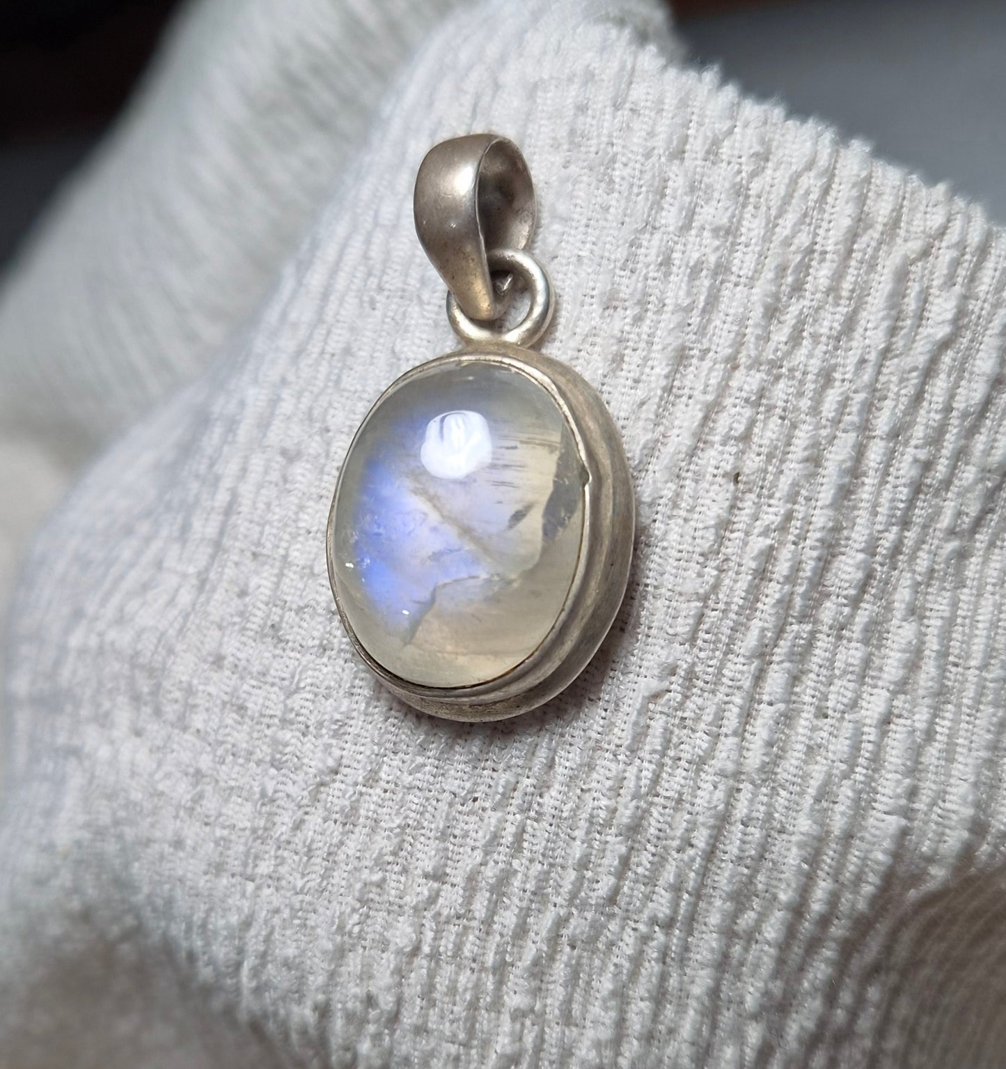Colgante Piedra Luna Oval en Plata 925 – Calma Interior y Conexión Femenina