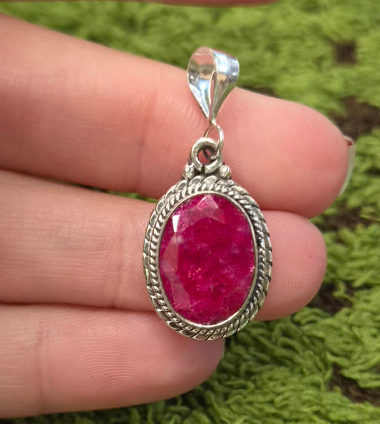 Colgante Rubí · Para la Mujer que Sabe lo que Vale pero Aún No se lo Cree del Todo