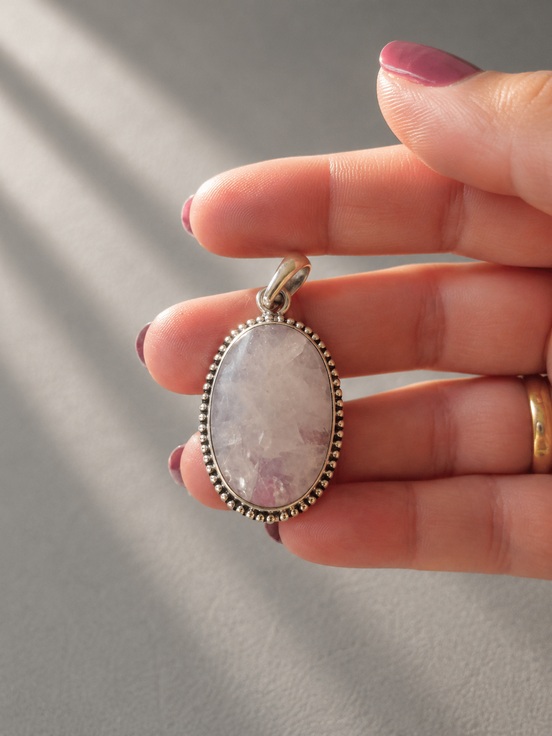 Colgante Ovalado de Piedra Luna Natural en Plata de Ley 925