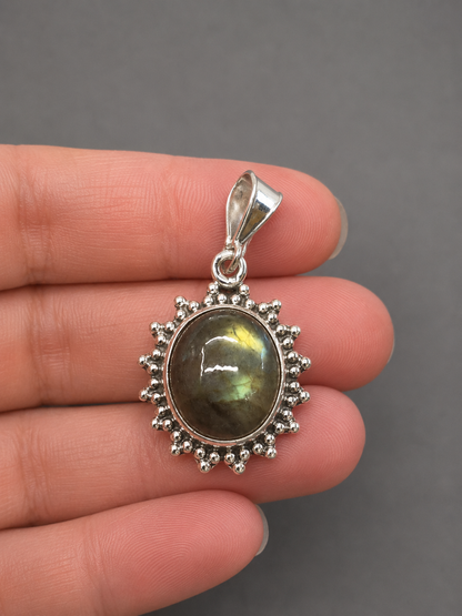 Colgante Oval con Filigrana de Labradorita en Plata de Ley 925