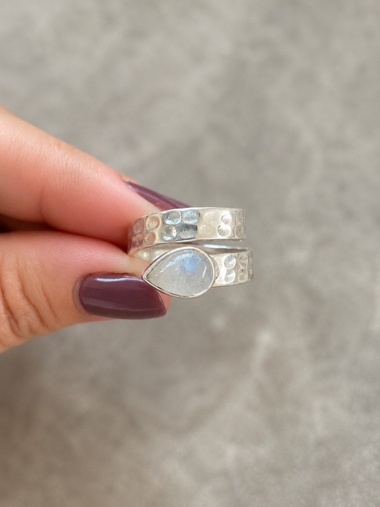Anillo de Piedra Luna en Plata 925 – Equilibrio y Conexión Interior