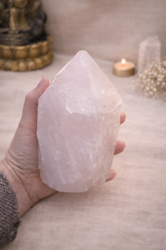 Punta de Cuarzo Rosa – Amor, sanación emocional y armonía del corazón